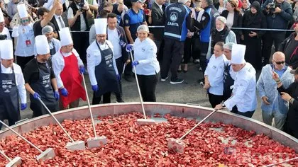 Dünya Afyon’u konuşuyor! 1930 kilo sucuklu yumurtayla Guinness’e girdi