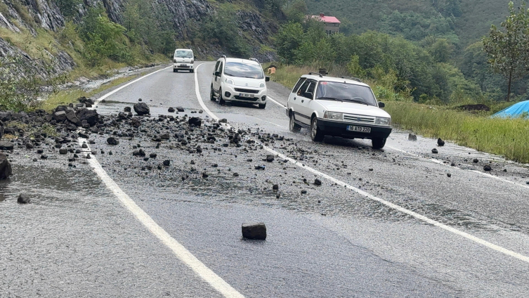 Giresun'da sel ve heyelan: Mahsur kalan 10 kişi kurtarıldı